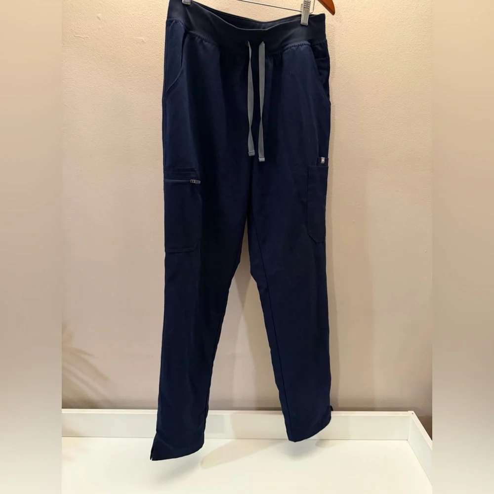 Medium‎ size navy figs scrub bottom pants